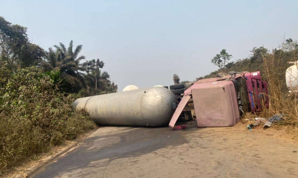 Driver, two others injured in Sagamu-Benin expressway crash