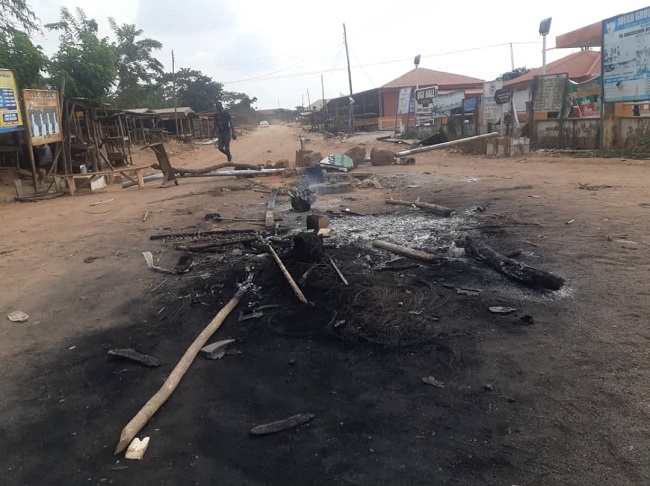 Ondo communal clash claims two, palace, buildings razed